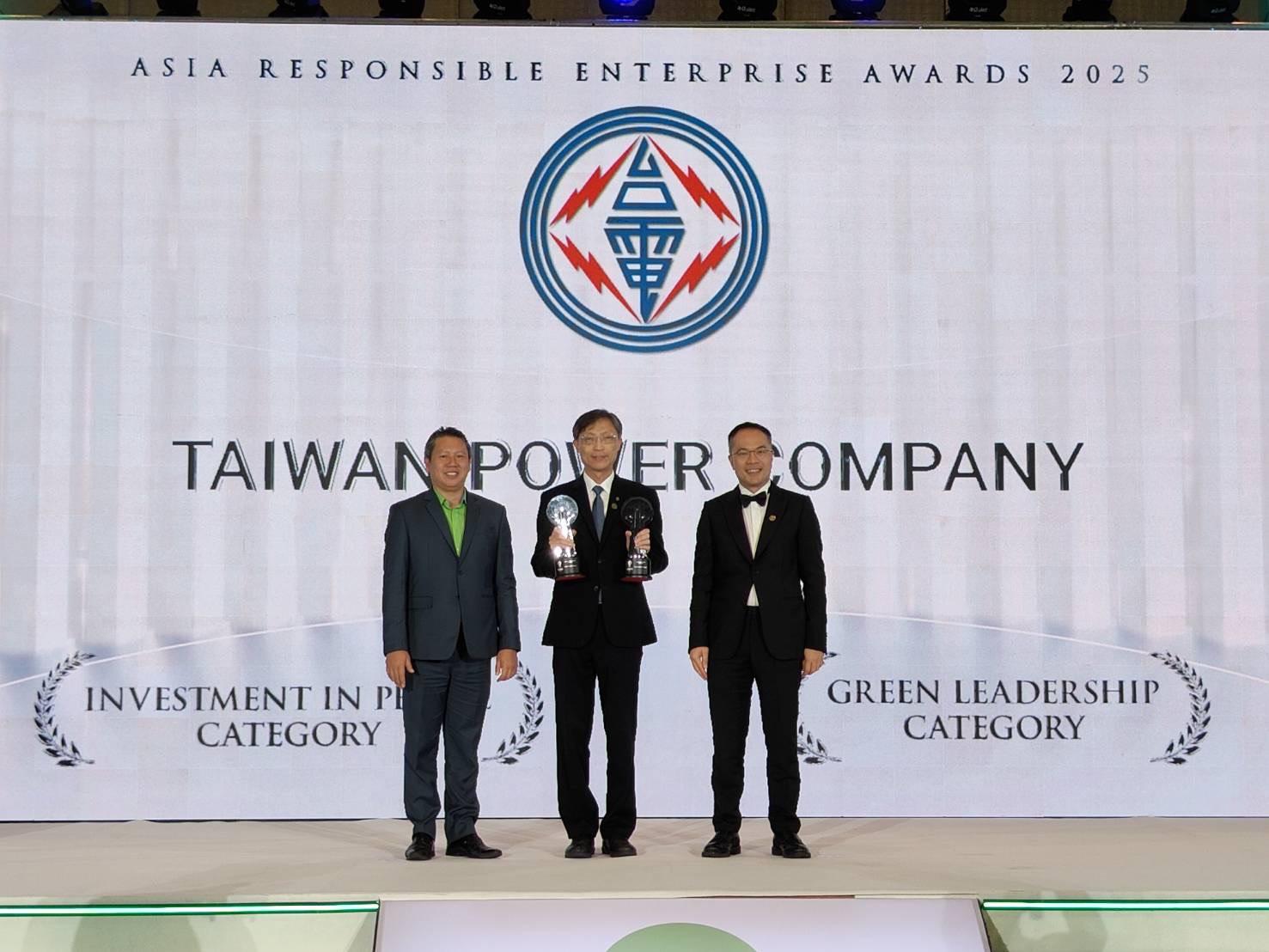 圖說:亞洲企業社會責任獎頒獎典禮昨日晚間於泰國曼谷舉行,台電由陳永祥研究員(中)代表接受亞洲企業商會副主席Dato’ William Ng(右)、綠色轉型公司(Green Transition)共同創辦人Bao Nguyen頒獎。